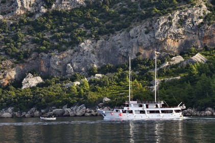 Croatia, Dalmatia, Dalmatian coast, cruise ship progressing in the strait between the peninsula of Peljesac (in the background) and the island of Korcula