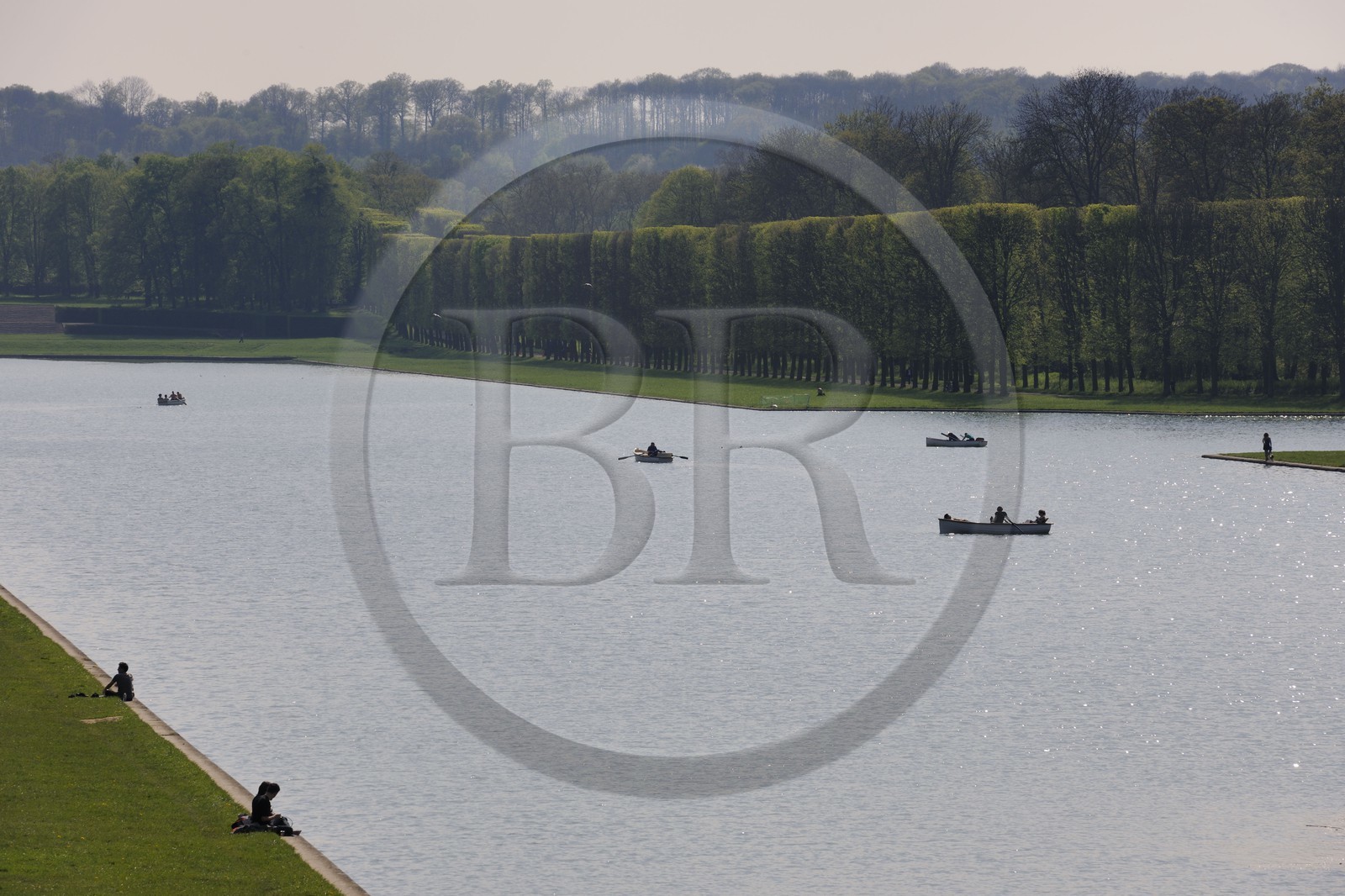 France, Yvelines (78), parc du château de Versailles, classé Patrimoine Mondial de l'UNESCO, barques sur le Grand Canal