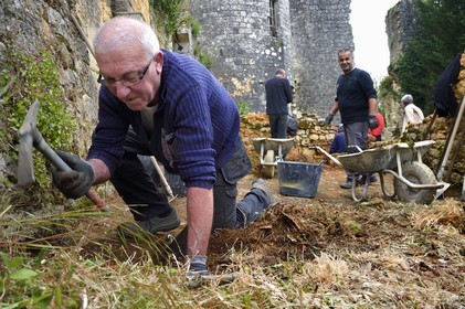 France, Charente (16), Pranzac, chantier des fouilles archéologiques dans les ruines du chateau orchestré par l’association Secrets de Pranzac