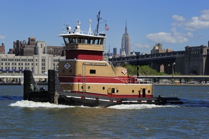 Etats-Unis, New York, Manhattan, remorqueur naviguant sur la East River, Manhattan Bridge et Empire State Building en fond