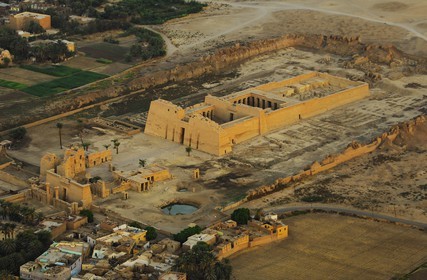 Egypte, Haute Egypte, vallée du Nil, environs de Louxor, nécropole thébaine classée Patrimoine Mondial de l'UNESCO, Thèbes Ouest, Medinet Habou, temple de Ramses III (vue aérienne)