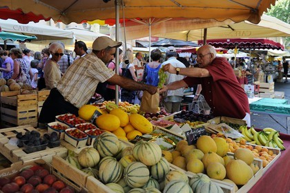 France, Bouches-du-Rhône (13), Aix-en-Provence, marché place de l'Hôtel de ville, étal de fruits et légumes
