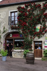 France, Côte d'Or (21), Concoeur, Ferme Fruitrouge, Isabelle et Sylvain Olivier produisent tous les produits à base de fruits rouges qu'ils récoltent