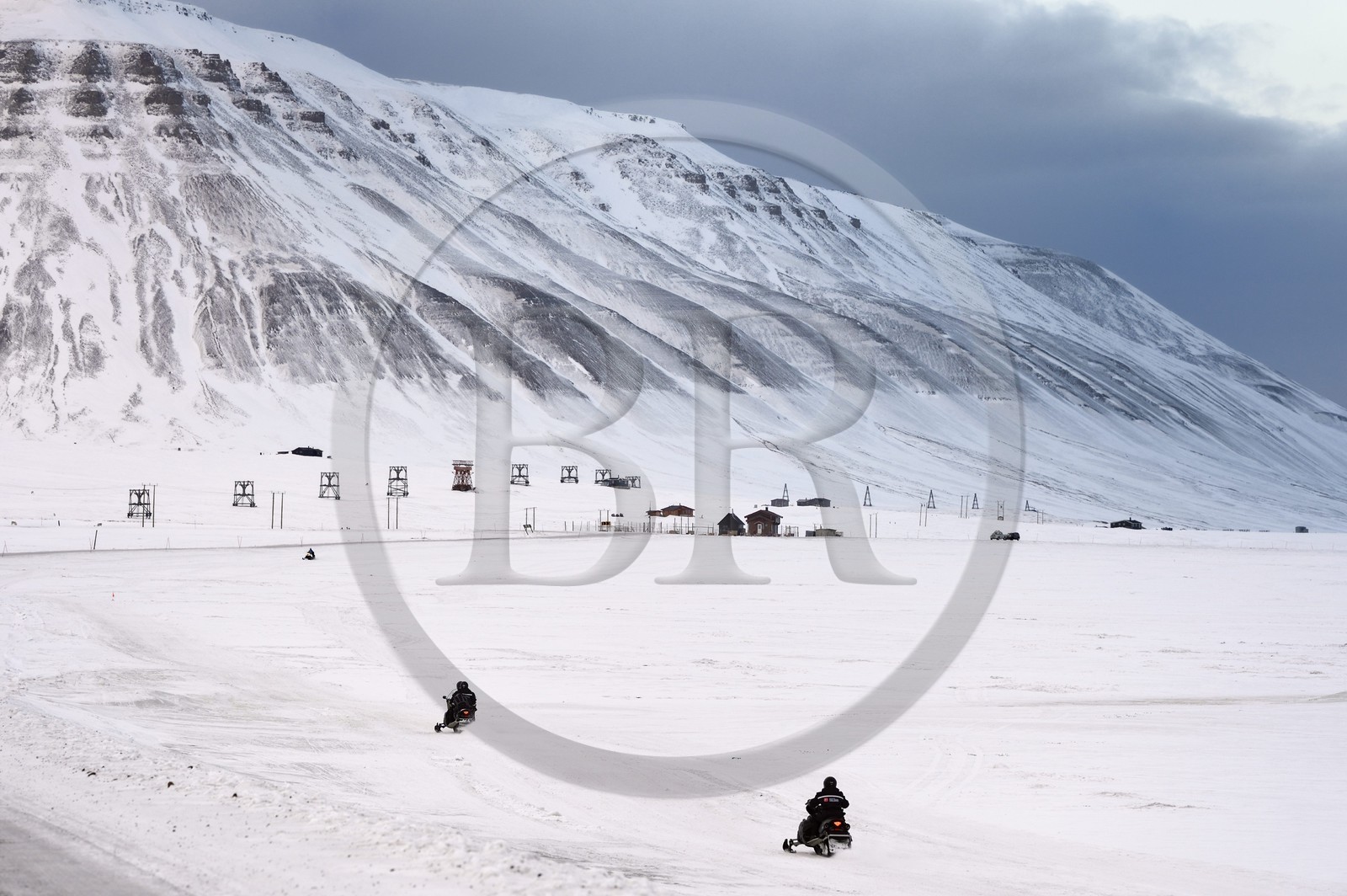Norvège, Svalbard, Spitzberg, vallée de Adventdalen vers Longyearbyen, motoneige