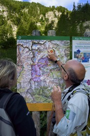France, Alpes-Maritimes (06), parc national du Mercantour, vallée de la Valmasque, Alain Lanteri-Minet, guide et ancien garde-moniteur du parc devant la carte de la vallée