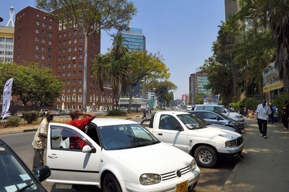 Zimbabwe, Harare, immeubles du centre ville sur Central Avenue