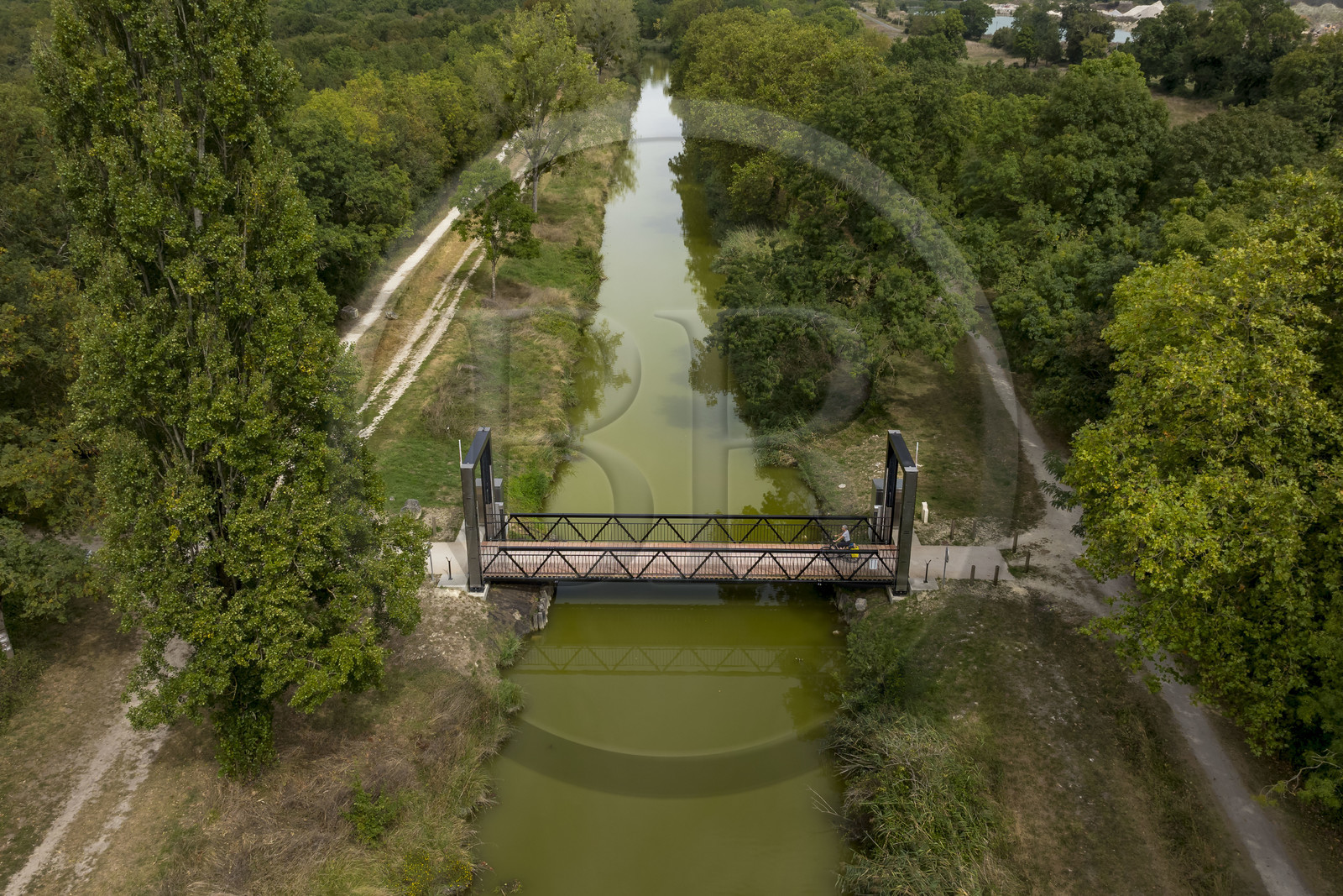 France, Charente-Maritime (17), Echillais, cycliste traversant la passerelle levante qui enjambe le canal Charente-Seudre (canal de la Bridoire) (vue aérienne)