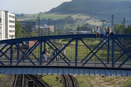 Allemagne, Bade-Wurtemberg, Fribourg en Brisgau, la gare centrale, le pont bleu (pont Wiwili) au dessus de la voie ferrée