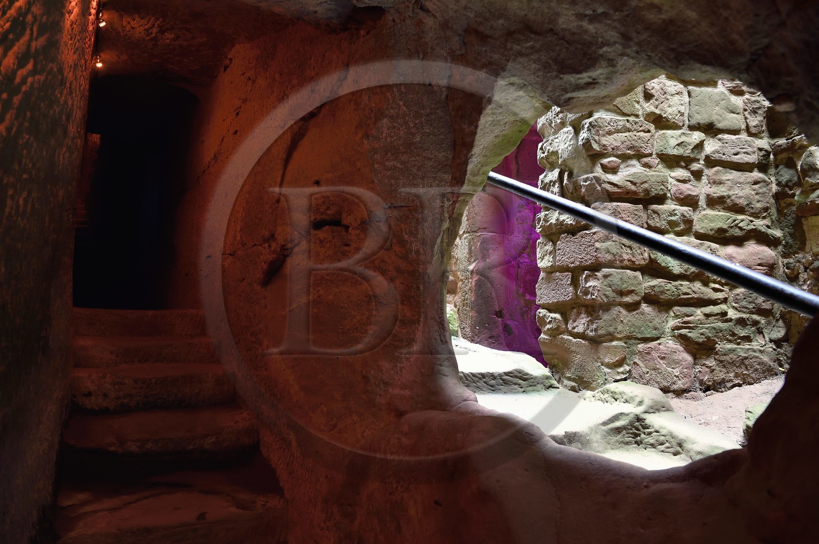 France, Bas-Rhin (67), Parc naturel régional des Vosges du Nord, Lembach, chateau de Fleckenstein, escalier troglodyte