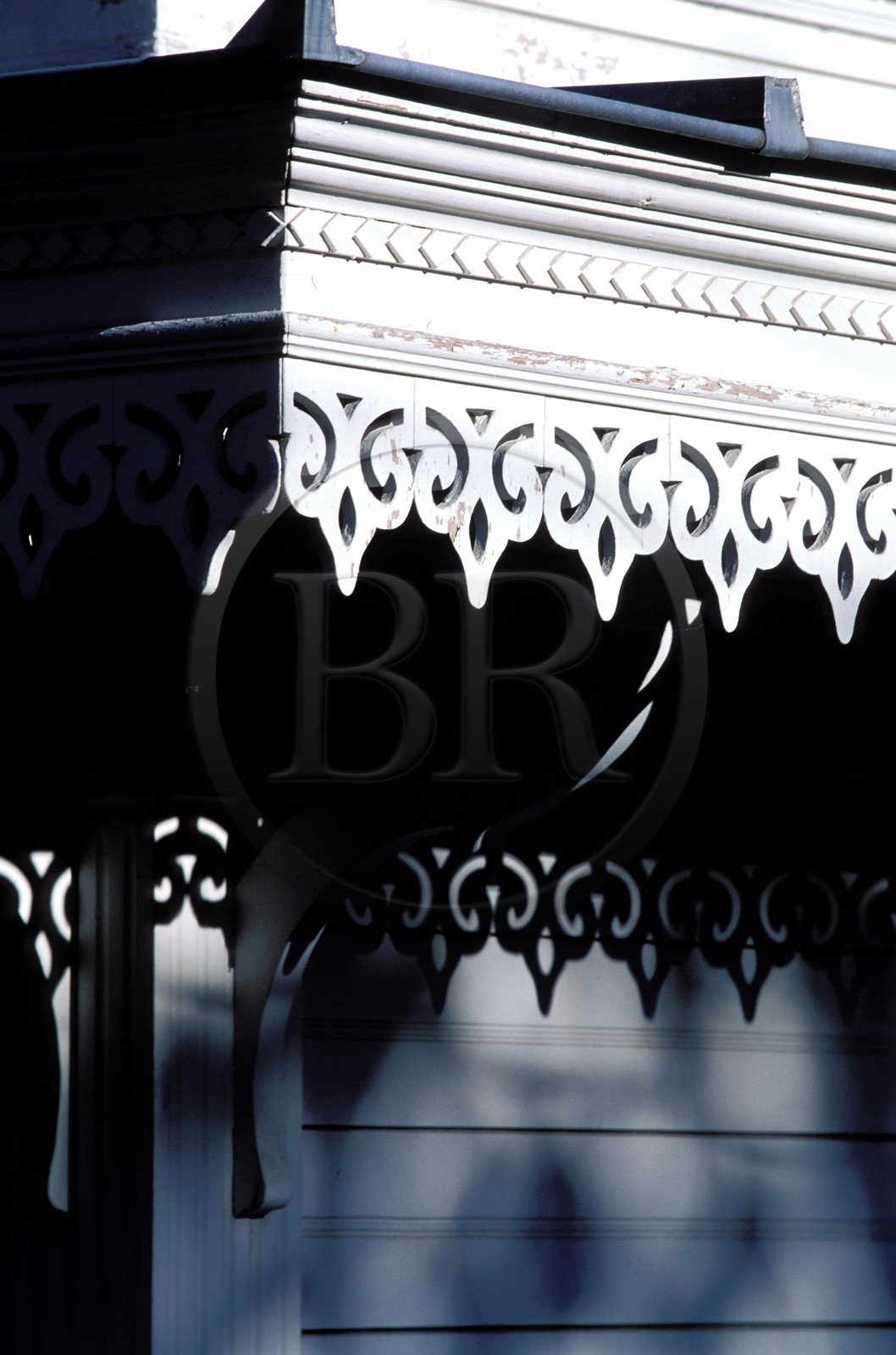 France, île de la Réunion, une case créole avec ses lambrequins à motifs géométriques