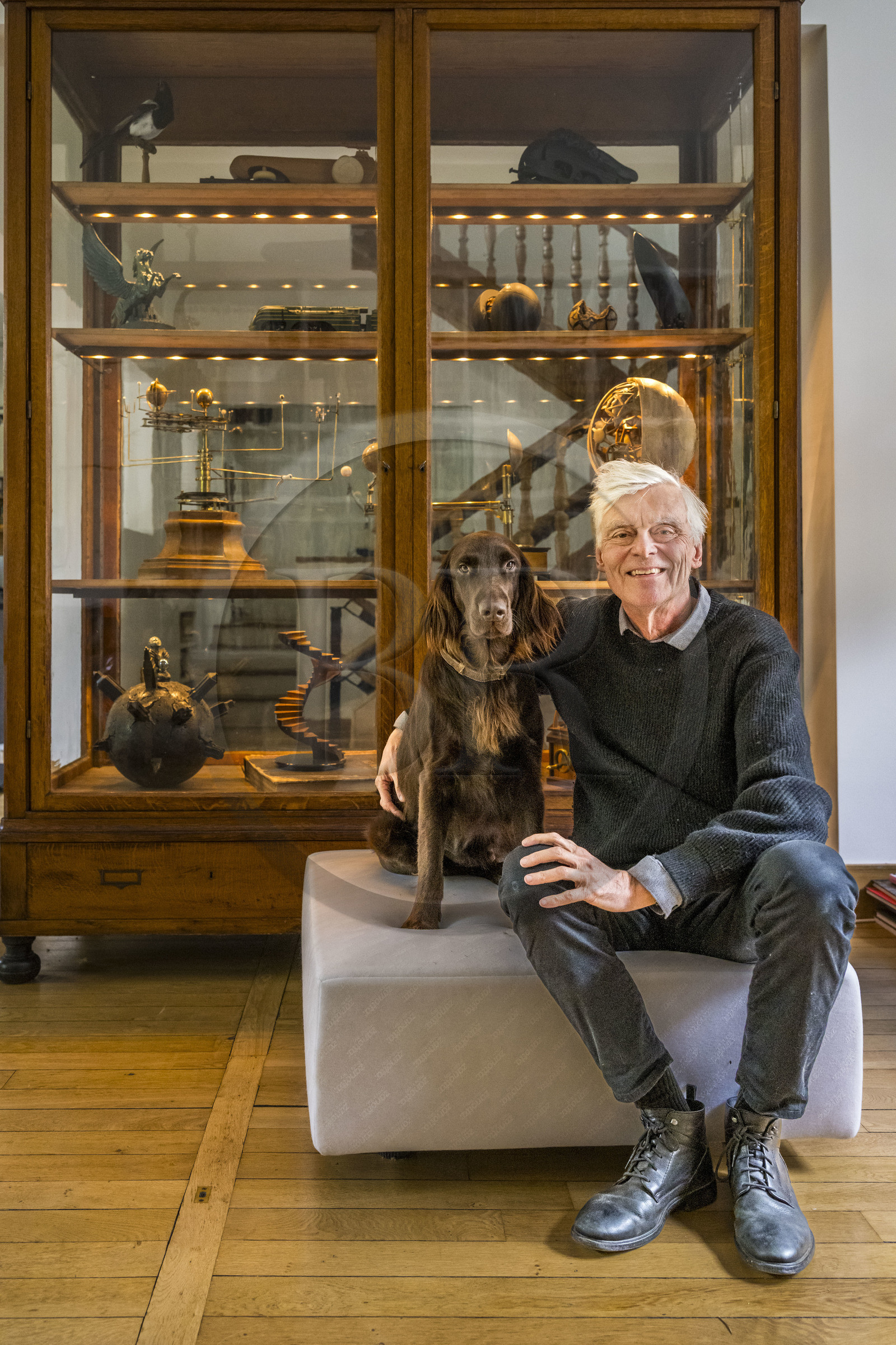 France, Paris (75), le dessinateur et auteur de bande-dessinée François Schuiten dans son atelier parisien, avec son chien Ulysse