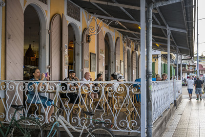 France, Guyane, Cayenne, place des Palmistes, immeuble de style colonial construit en 1890, ancienne Maison Thémire abritant l'hôtel et le bar Les Palmistes