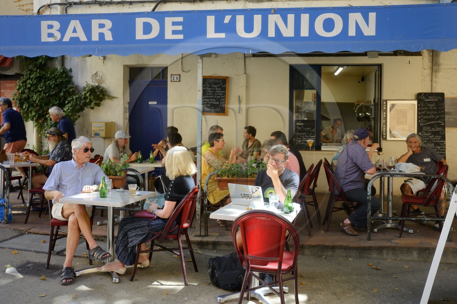 France, Var (83), Provence Verte, Cotignac, cours Gambetta, terrasse de Café