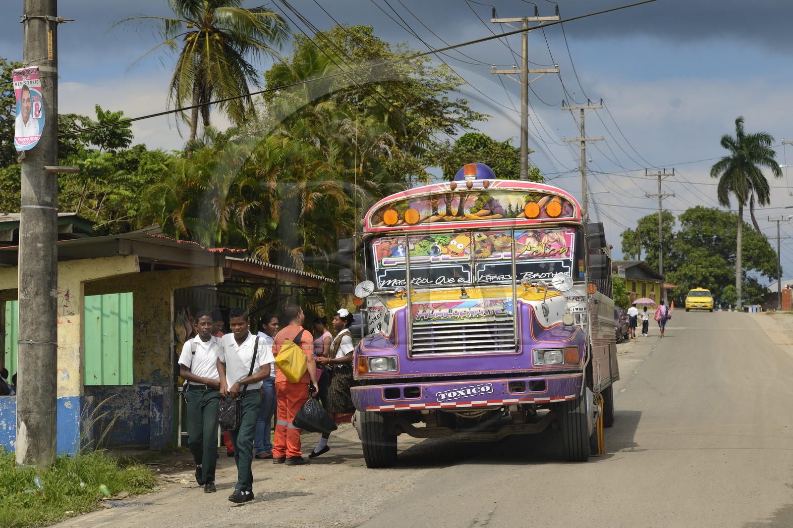 Panama,  province de Colon, bus appellés Diablo Rojo (Diable Rouge) recouverts de peintures criardes