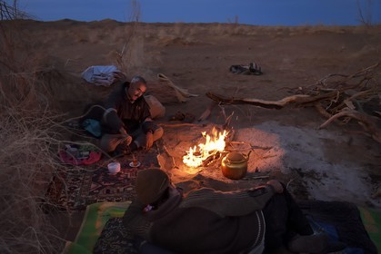 Iran, Province d'Ispahan, désert du Dasht-e Kavir, Mesr dans la région de Khur et Biabanak, feu de camp au bivouac de Kuh e-Sefid