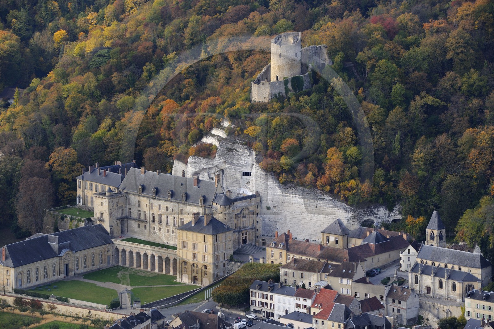 France, Val-d'Oise (95), parc naturel du Vexin français, la Roche-Guyon, labellisé Les Plus Beaux Villages de France, le château et la Seine (vue aérienne)