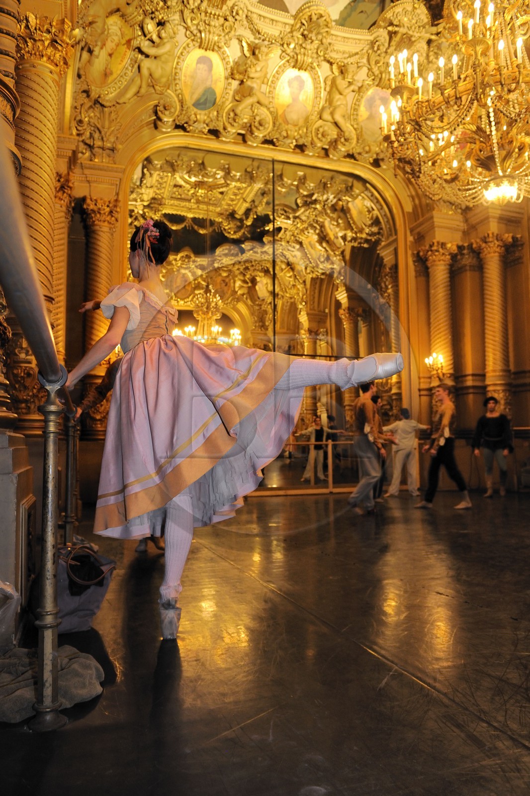 France, Paris (75), l'Opéra Garnier, ultimes échauffements avant d'entrer en scène dans le foyer de la Danse