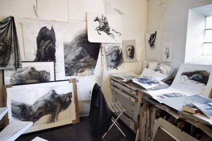 France, Ivry-sur-Seine (94), l'artiste plasticien Ernest Pignon-Ernest dans son atelier