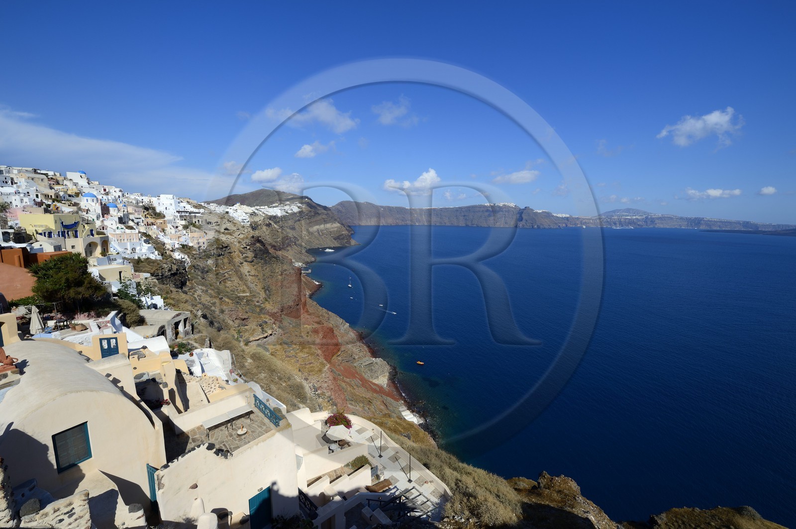 Greece, Cyclades, Aegean Sea, Santorini (Thira or Thera), the village of Oia overlooking the Caldera