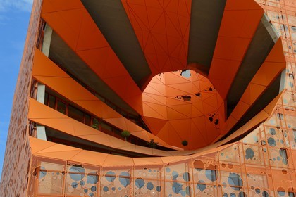 France, Rhône (69), Lyon, nouveau quartier de La Confluence au sud de la Presqu'île, Quai Rambaud, le Cube Orange imaginé par les architectes Dominique Jakob et Brendan MacFarlane