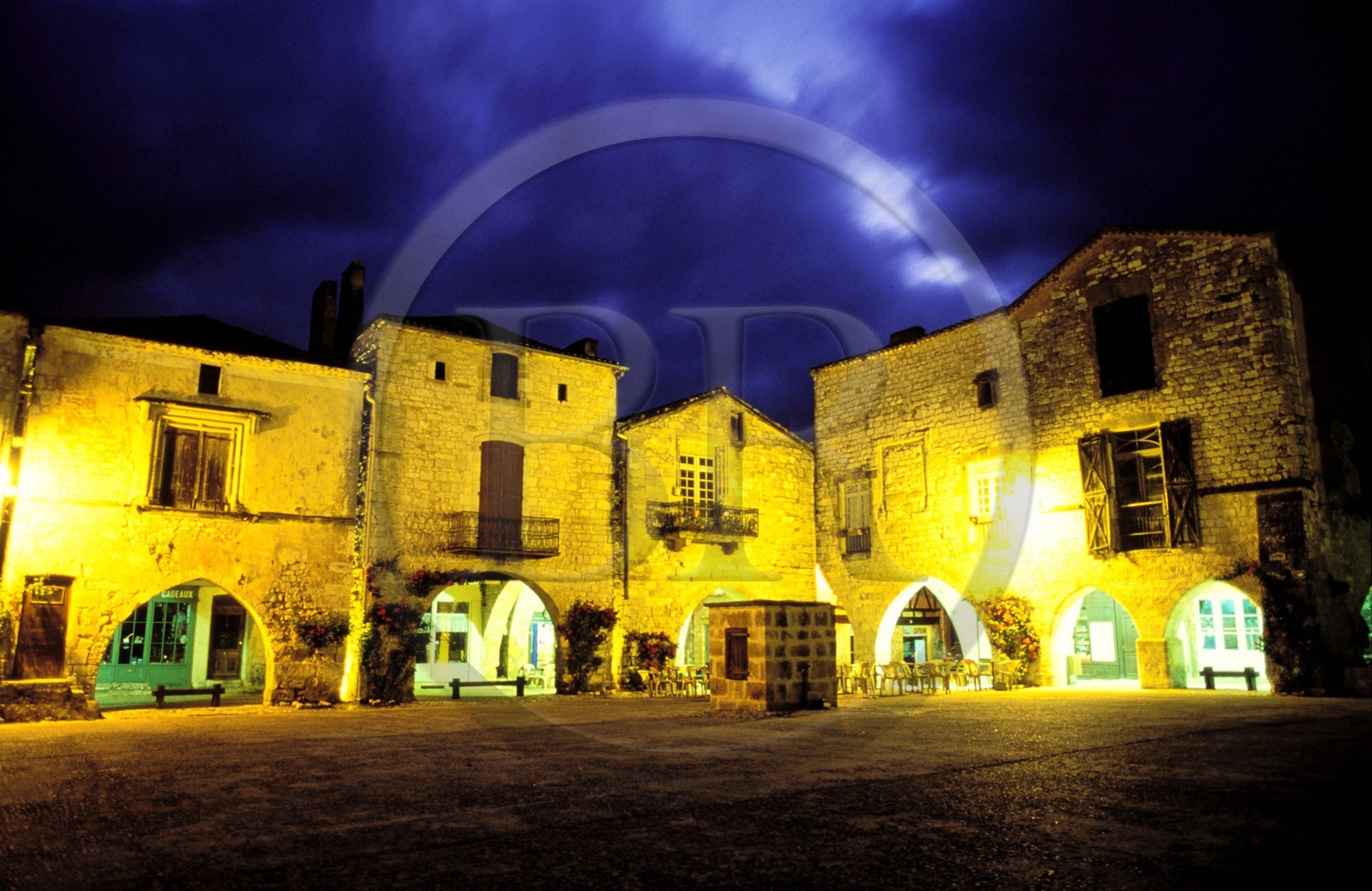 France, Dordogne (24), Monpazier, labellisé Les Plus Beaux Villages de France, la place des Cornières à la Bastide de 1284 (ville fortifiée) la nuit