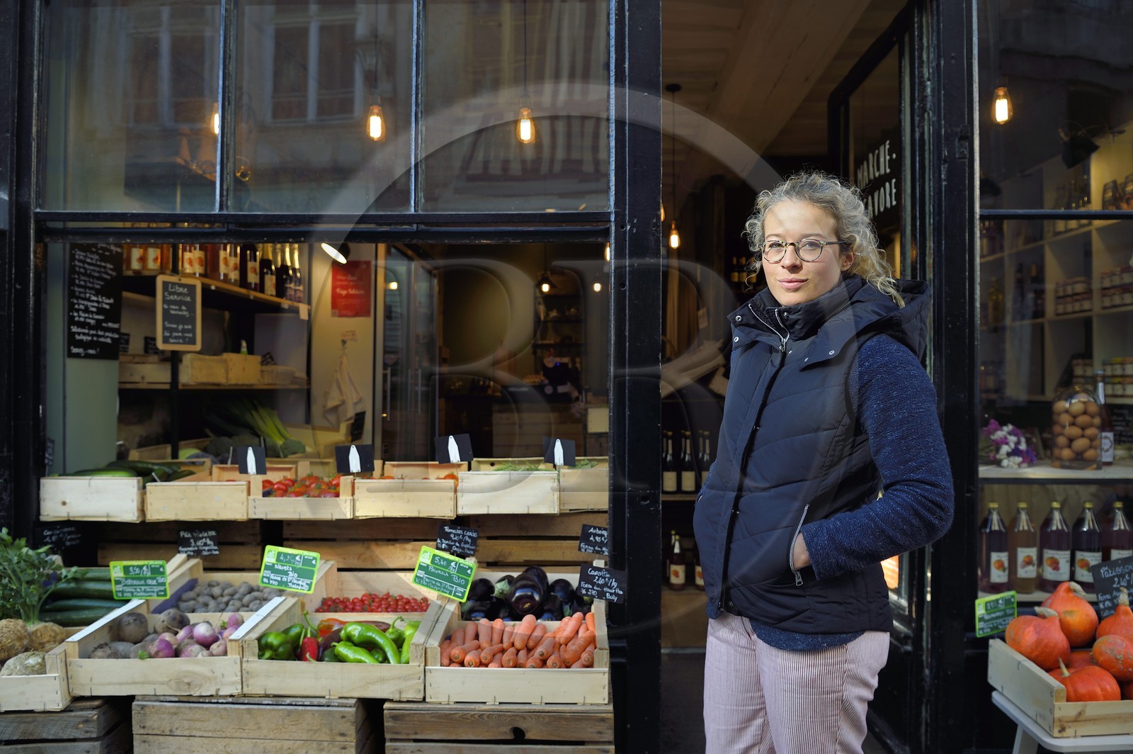 France, Seine-Maritime (76), Rouen, la rue Eau-de-Robec, Victoire Lecourt dans son magasin de fruits et légumes Le Marché du Robec