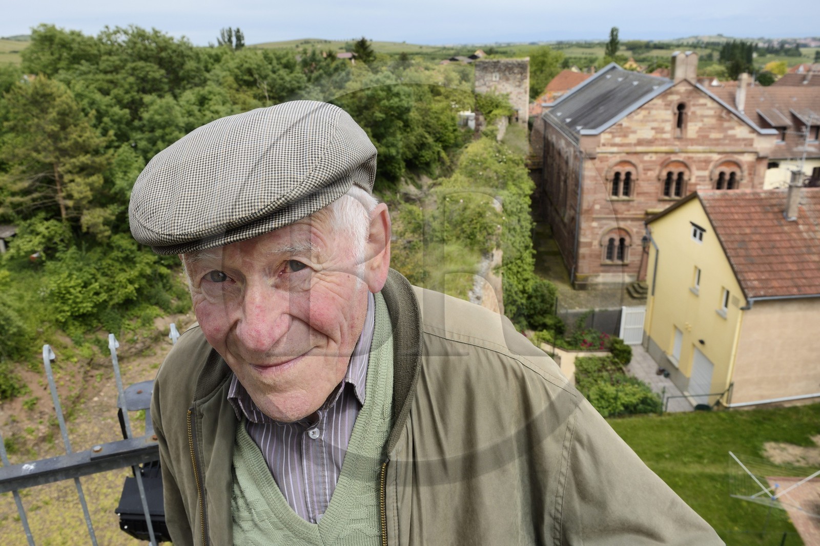 France, Bas-Rhin (67), Westhoffen, Roger Cahn, le dernier juif de Westhoffen né en 1930, l'ancienne synagogue en arrière plan