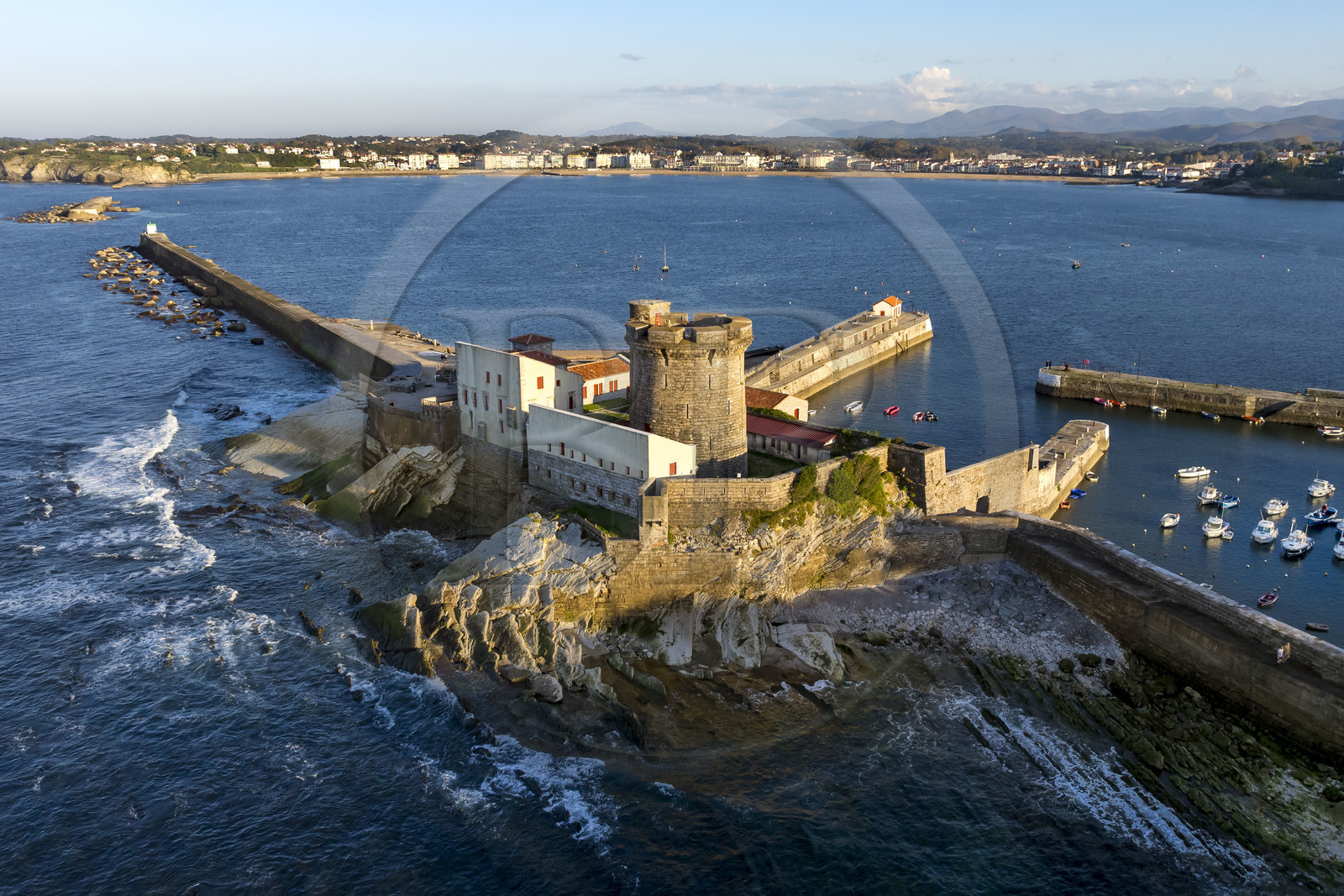 France, Pyrénées-Atlantiques (64), la côte du Pays-Basque, Ciboure, le fort de Socoa construit sous Louis XIII remanié par Vauban protégeant la baie de Saint-Jean-de-Luz (vue aérienne)