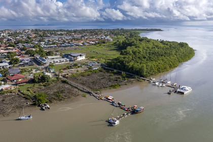 France, Guyane, Kourou, le ponton des pêcheurs sur l'estuaire du fleuve Kourou à proximité de la gare maritime des Balourous (vue aérienne)
