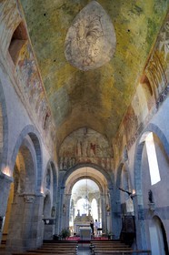 France, Haute-Loire (43), Lavaudieu, labellisé Les Plus Beaux Villages de France, l'église abbatiale de l'Abbaye Saint-André de style roman auvergnat