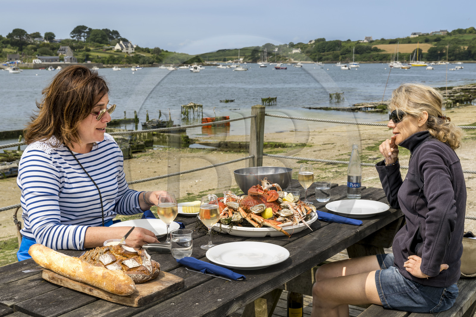 France, Finistère (29), Pays des Abers,  Lannilis, viviers et parc à huitres Prat-Ar-Coum, entreprise ostréicole de la famille d’Yvon Madec sur l'Aber Benoit, Caroline Madec propose un plateau de fruits de mer