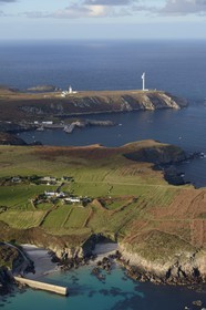 France, Finistère (29), parc naturel régional d'Armorique, mer d'Iroise, Ile d'Ouessant, réserve de Biosphère (UNESCO), la côte sud-est, la tour radar du Stiff qui surveille le rail de circulation maritime passant au large d'Ouessant et le port maritime en arrière plan (vue aérienne)
