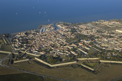 France, Charente-Maritime (17), ile de Ré, ville de Saint-Martin-de-Ré, fortifications de Vauban (XVII ème siècle) (vue aérienne)