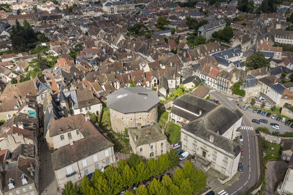 France, Saône-et-Loire (71), Autun, le musée Rolin actuel à gauche sera étendu aux deux batiments voisins qui bordent la place Saint-Louis: la prison circulaire du XIXe siècle et l’ancien Palais de Justice à droite (vue aérienne)