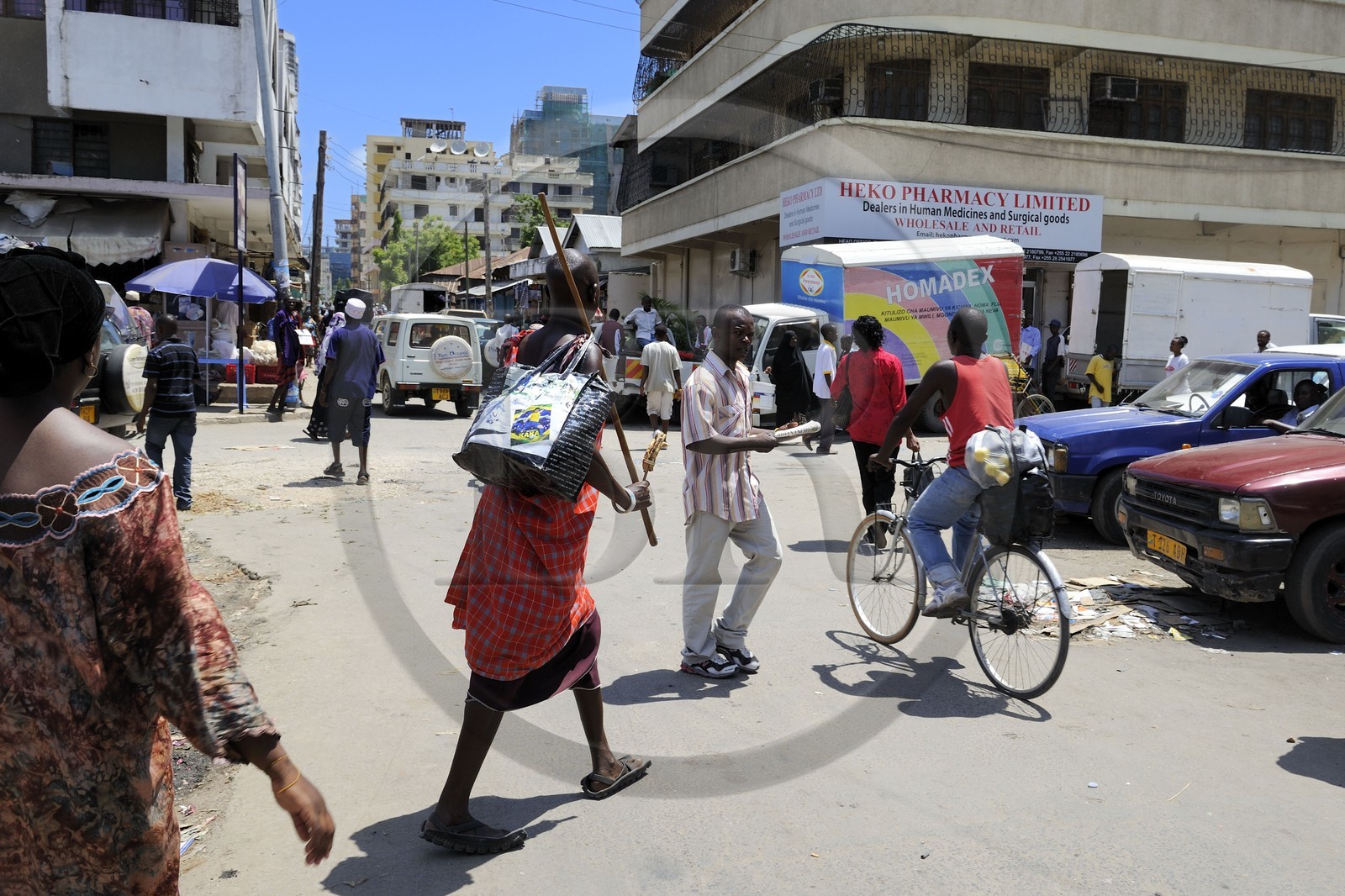 Tanzanie, Dar es-Salaam, un Masaï dans le centre ville