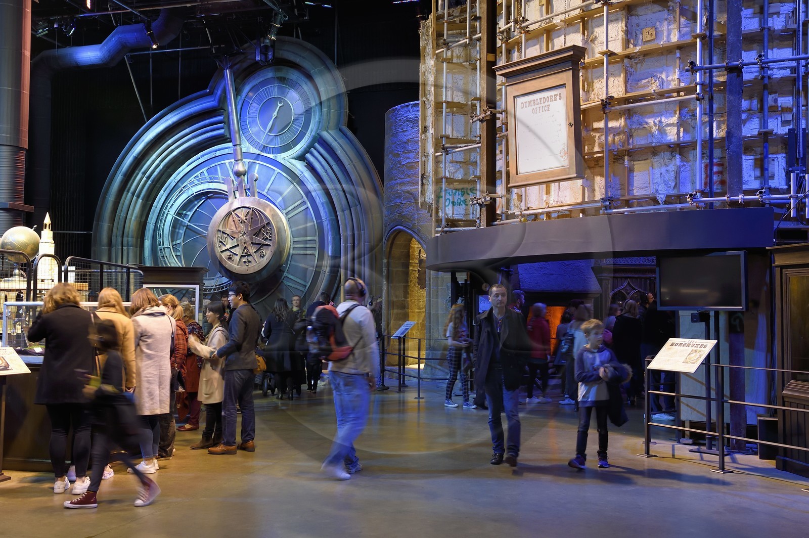 Royaume-Uni, Hertfordshire, Leavesden, Leavesden Film Studios, Harry Potter Studio Tour London, les coulisses du tournage des 8 films de Harry Potter, l'horloge à pendule géant du prisonnier d'Azkaban