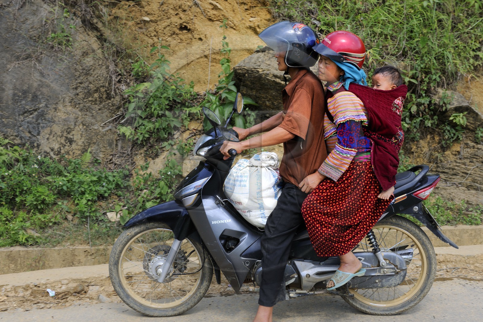 Vietnam, province de Lao Cai, région de Bac Ha, Can Cau, famille de la minorité Hmong Fleur à moto