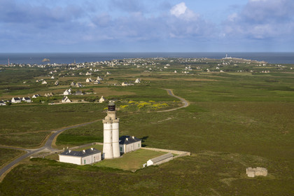 France, Finistère (29), Mer d'Iroise, Ile d'Ouessant, le phare du Stiff, le bourg de Lampaul à gauche et le phare du Creac'h à droite en arrière plan
