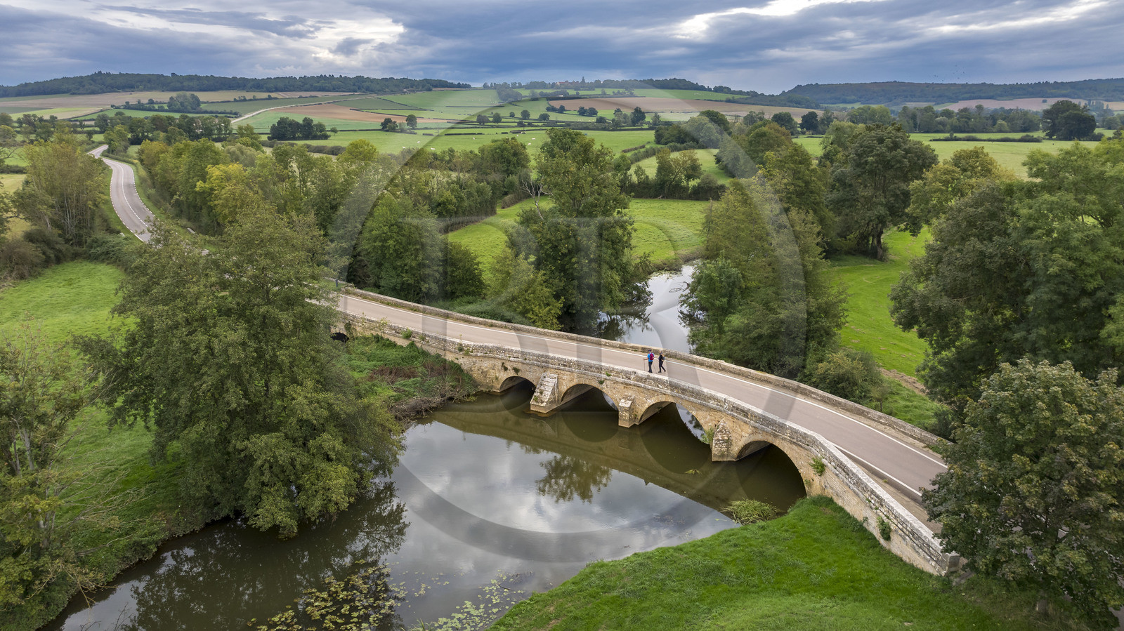 France, Yonne (89), Montréal (Bourgogne), randonneurs traversant le pont sur la rivière Serein (vue aérienne)