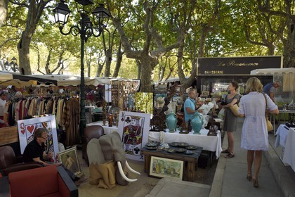 France, Var (83), Saint-Tropez, place des Lices, chaque mardi et samedi matin le marché sur la place des Lices propose des antiquités en tout genre