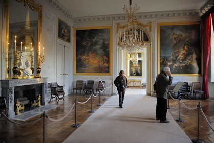 France, Yvelines (78), château de Versailles, classé Patrimoine Mondial de l'UNESCO, le domaine de Marie-Antoinette, le Petit Trianon, grande salle à manger avec un buste de Marie-Antoinette sur la cheminée
