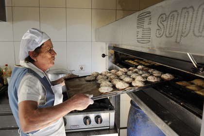 Portugal, région du Minho, Guimaraes, patisserie Casa Costinhas, Vira Costinhas perpétue la tradition avec ses duces régionales (pâtisseries conventuelles) dont la recette secrète reste bien gardée