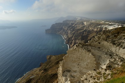 Grèce, Les Cyclades, mer Égée, île de Santorin (Thira ou Théra), la Caldera vue depuis les hauteurs du port d'Athinios