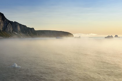 Groenland, cote Nord-Ouest, Murchison sund au nord de Baffin Bay, les falaises vertigineuses de Hakluyt Island au large de la cote ouest de Kiatak (Northumberland Island)