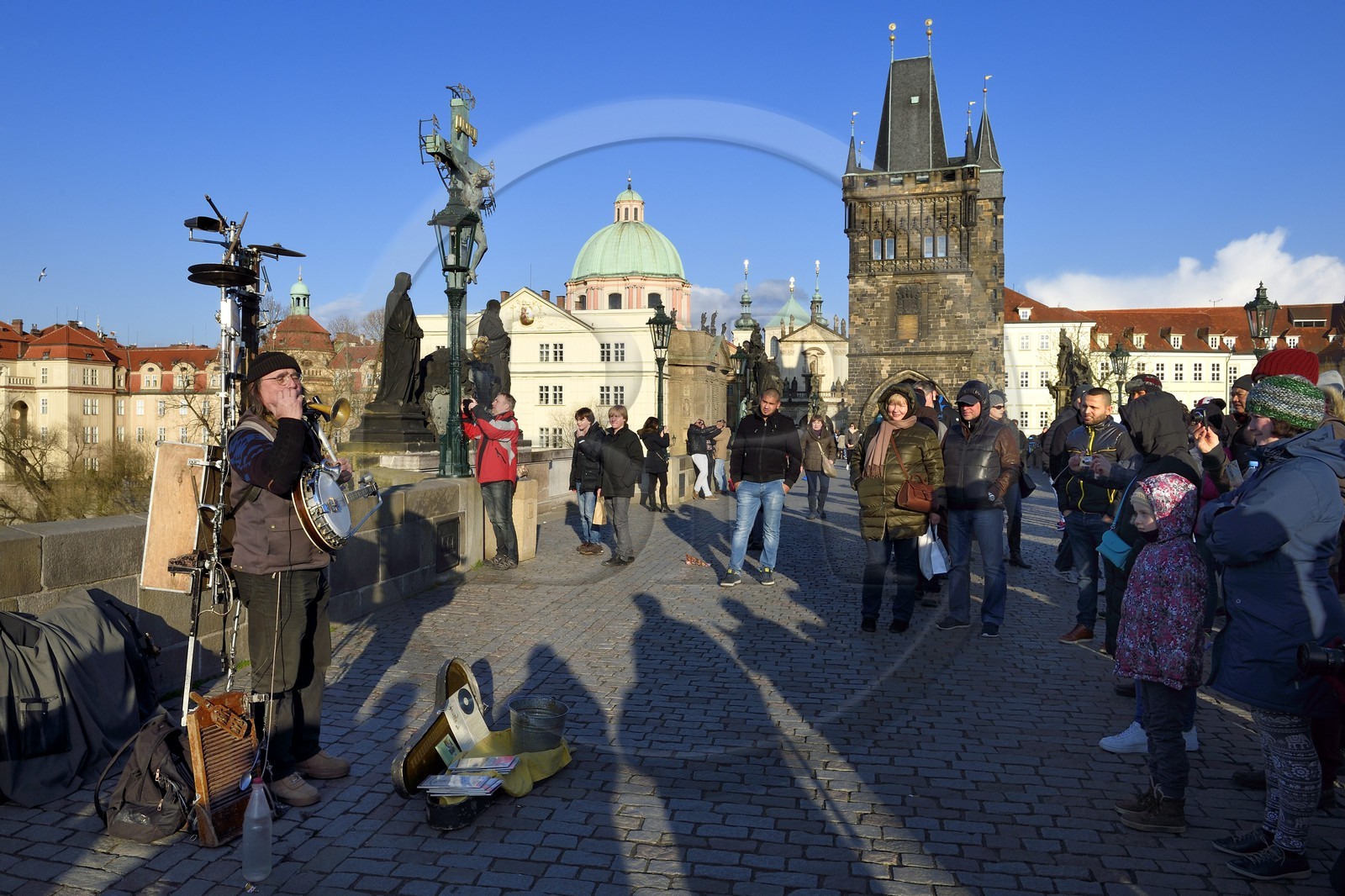République Tchèque, Prague, centre historique classé Patrimoine Mondial de l' UNESCO, musicien multi-instrumental sur le pont Charles (Karluv Most ou Karlov Most) sur la rivière Vltava