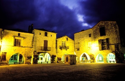 France, Dordogne (24), Monpazier, labellisé Les Plus Beaux Villages de France, la place des Cornières à la Bastide de 1284 (ville fortifiée) la nuit