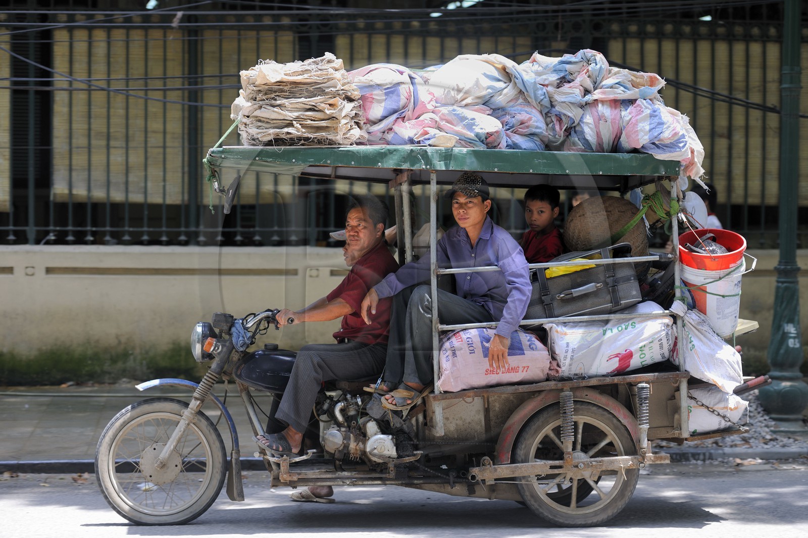 Vietnam, Hanoï, motorcycle for construction work