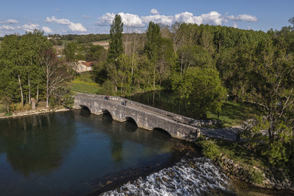 France, Charente (16), vibrac, le Pont coudé médiéval qui traverse La Charente sur le trajet de la véloroute la Flow Vélo (vue aérienne)