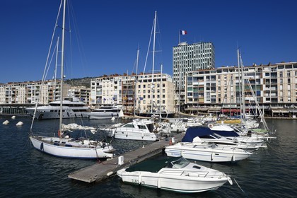 France, Var (83), Toulon, le Port, barres d'immeubles conçues par De Mailly suite aux bombardements de 1944