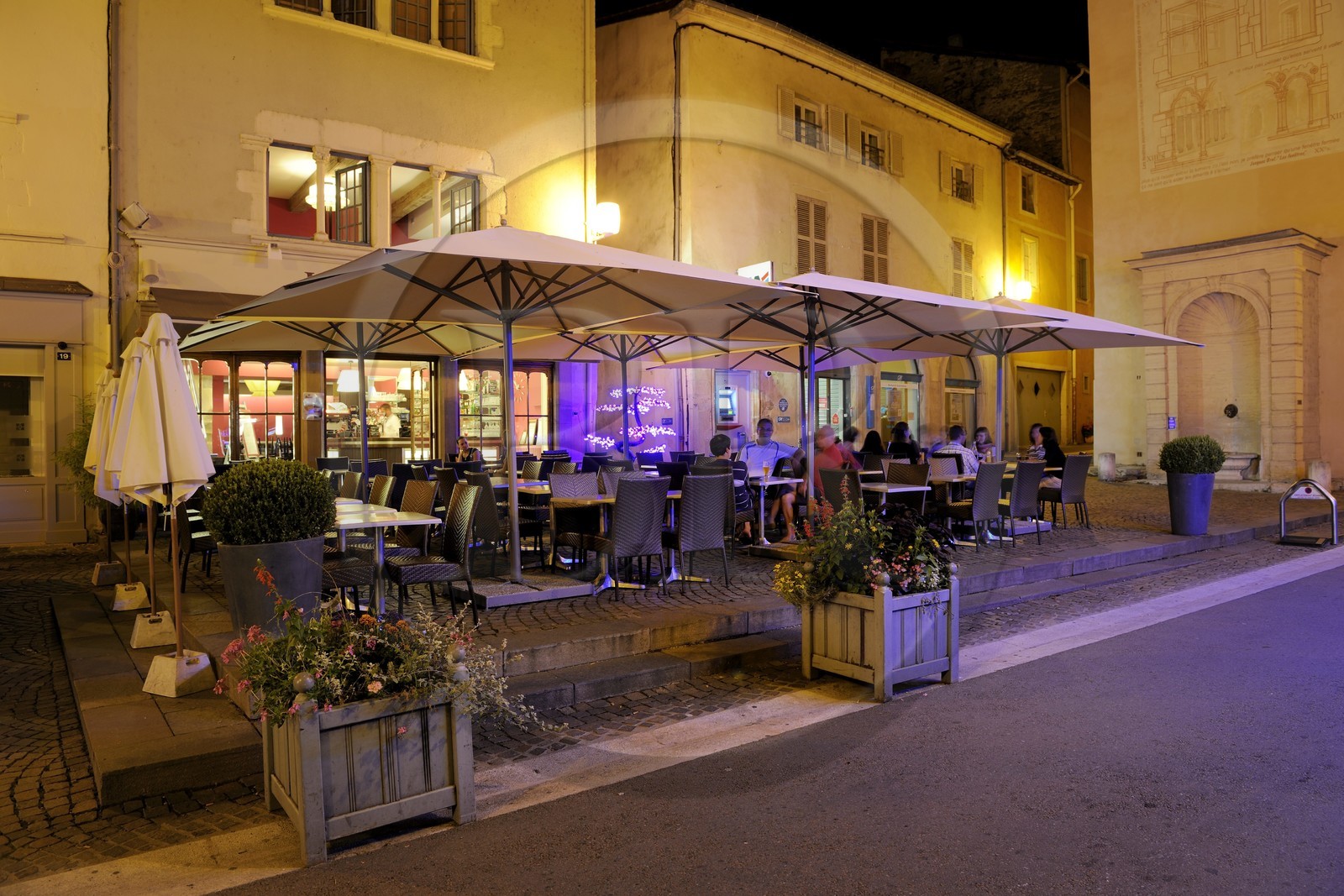 France, Saône et Loire (71), Cluny, terrasse de restaurant rue Lamartine